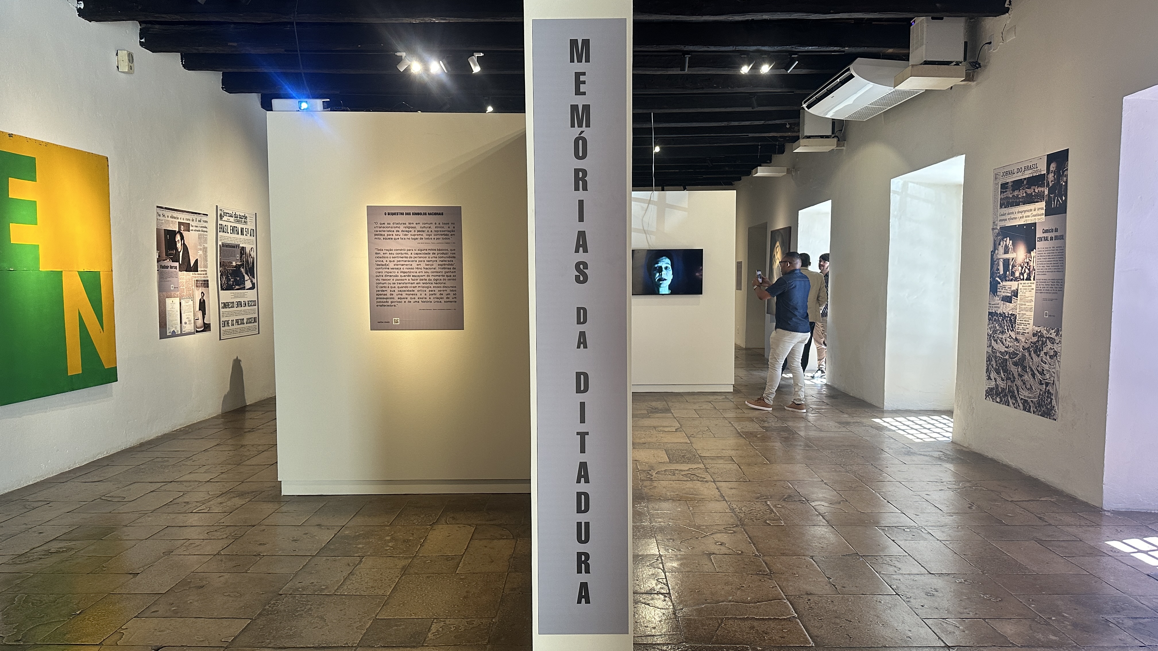 Imagem da entrada da exposição com o título Memórias da Ditadura 