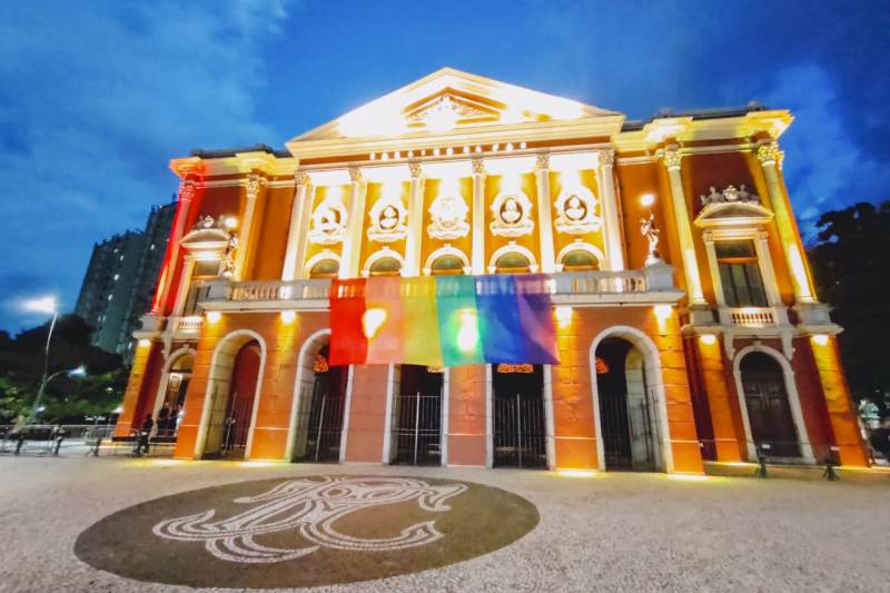 Teatro da Paz nas cores LGBT