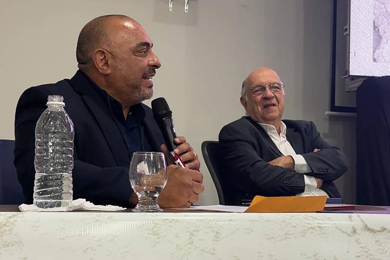 Secretário assinando a criação da honraria