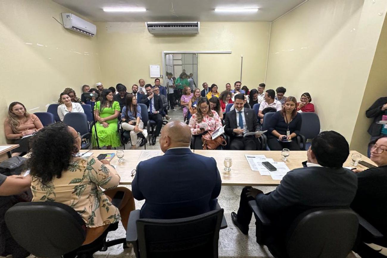 Imagem da mesa oficial e ao fundo o público presente