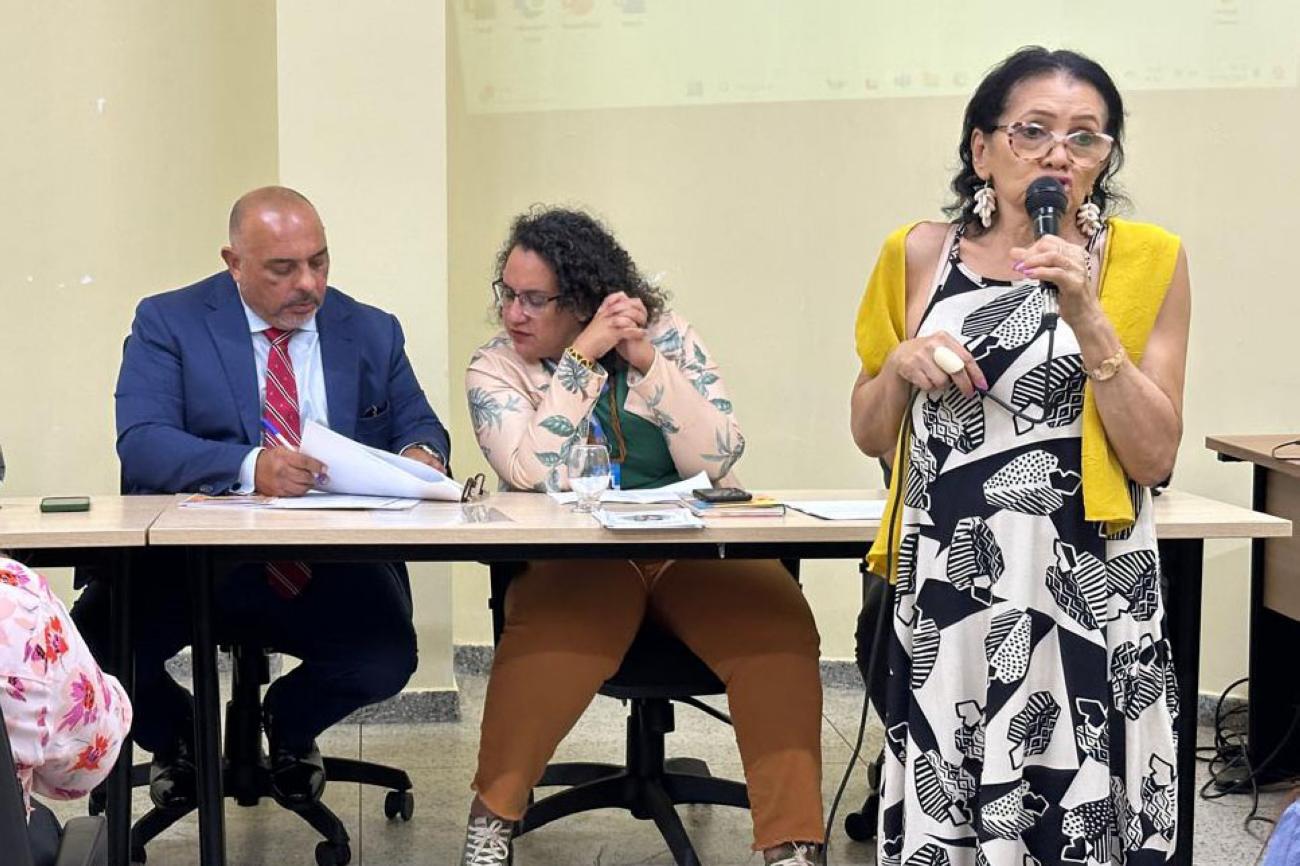 Conselheira Fatima do Cedenpa se apresentando