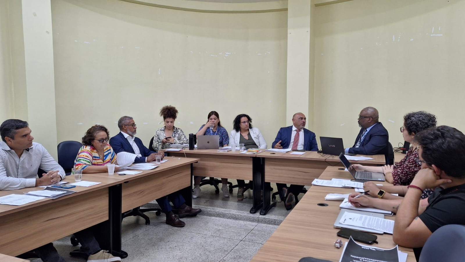 Imagem da mesa que participa da reunião