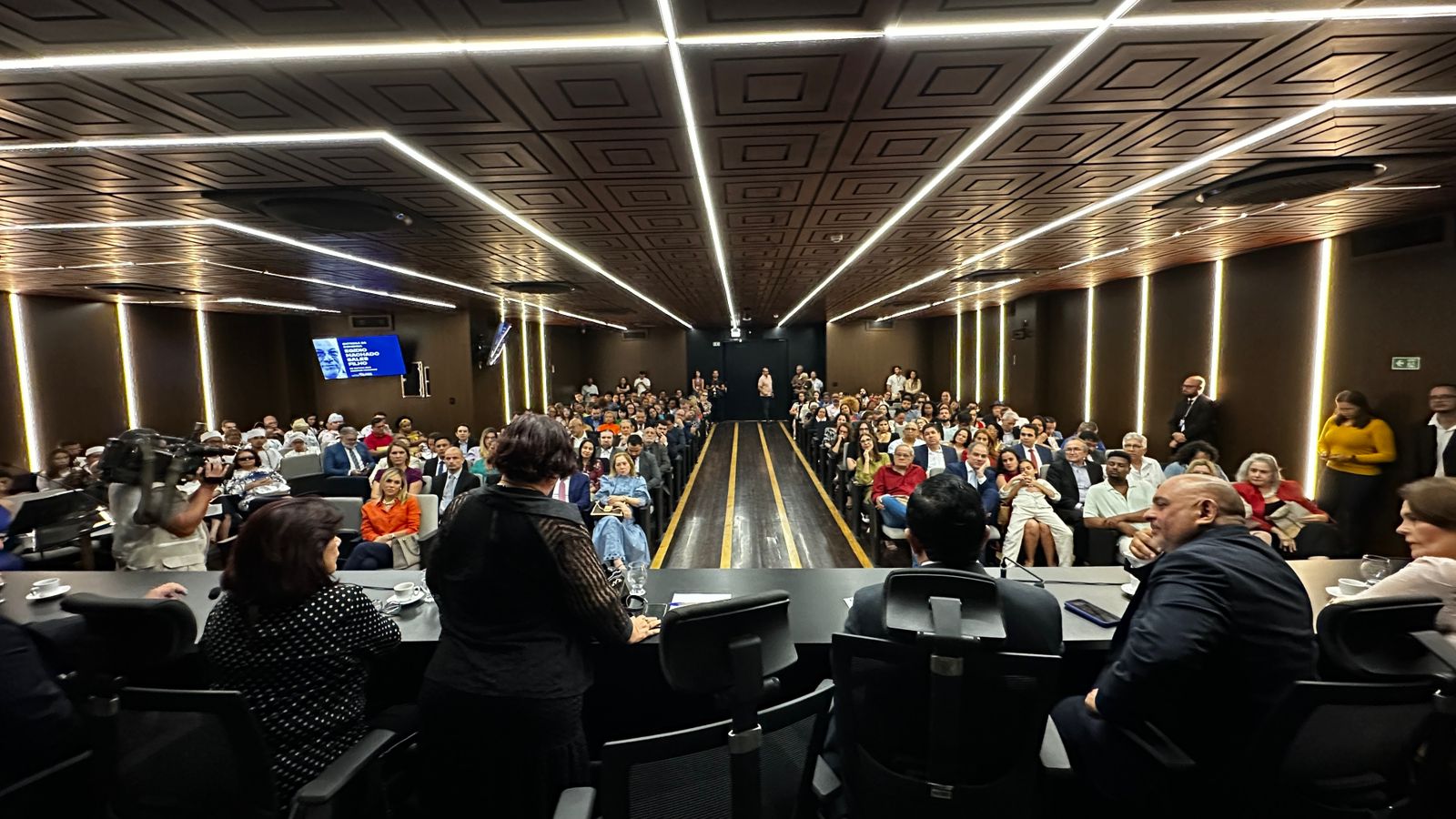 Mesa oficial e público presente