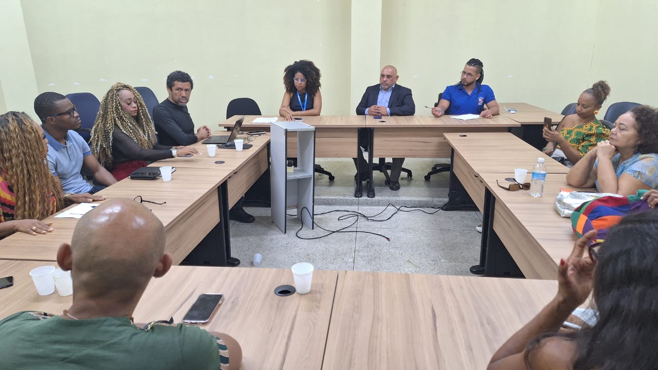 Imagem da mesa com os membros do movimento negro