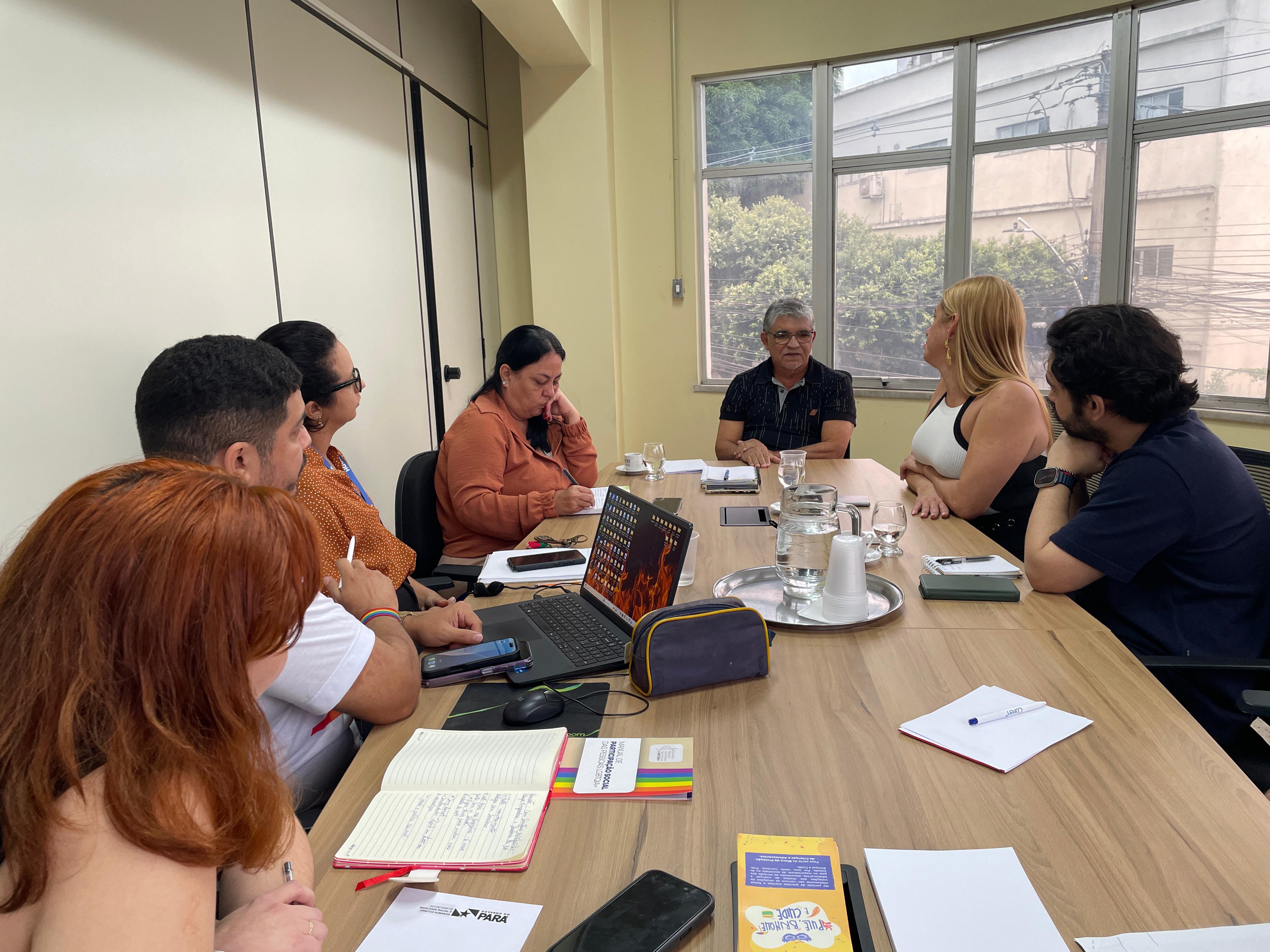 Secretário Miriquinho Batista em reunião com o MDHC