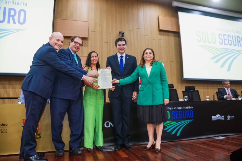 Governador Helder Barbalho entrega um título de terra