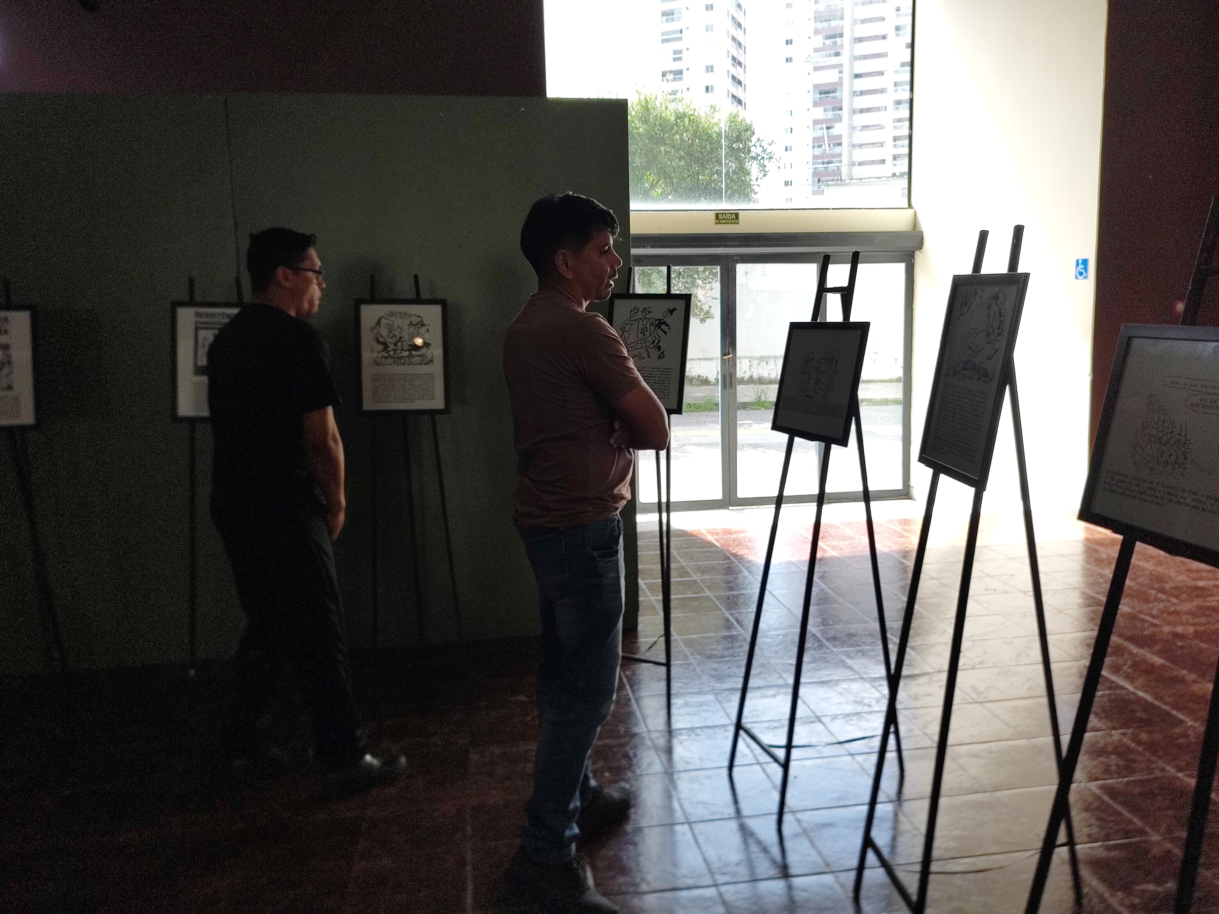 exposição charges da resistência