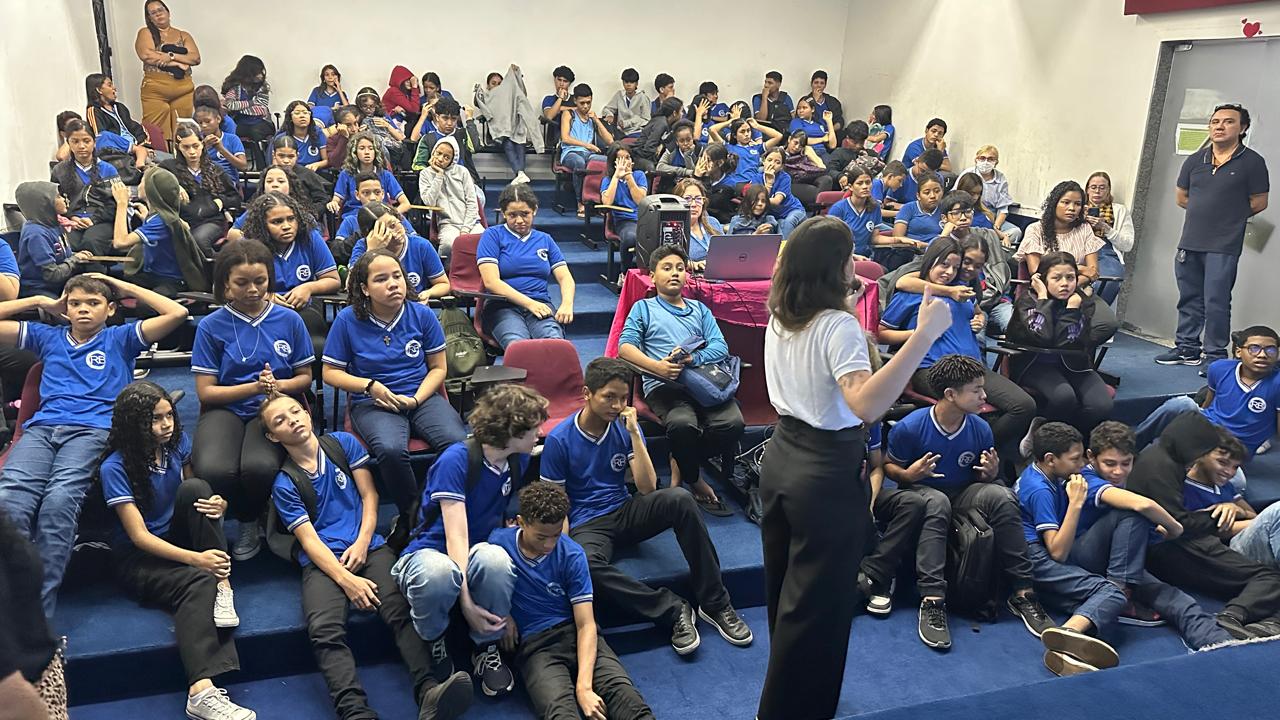 Imagem do auditório com os alunos