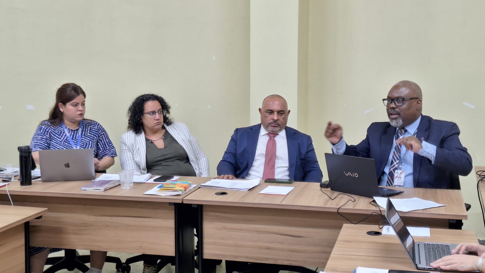 Imagem da mesa onde estão o secretário nacional e o secretário estadual de direitos humanos
