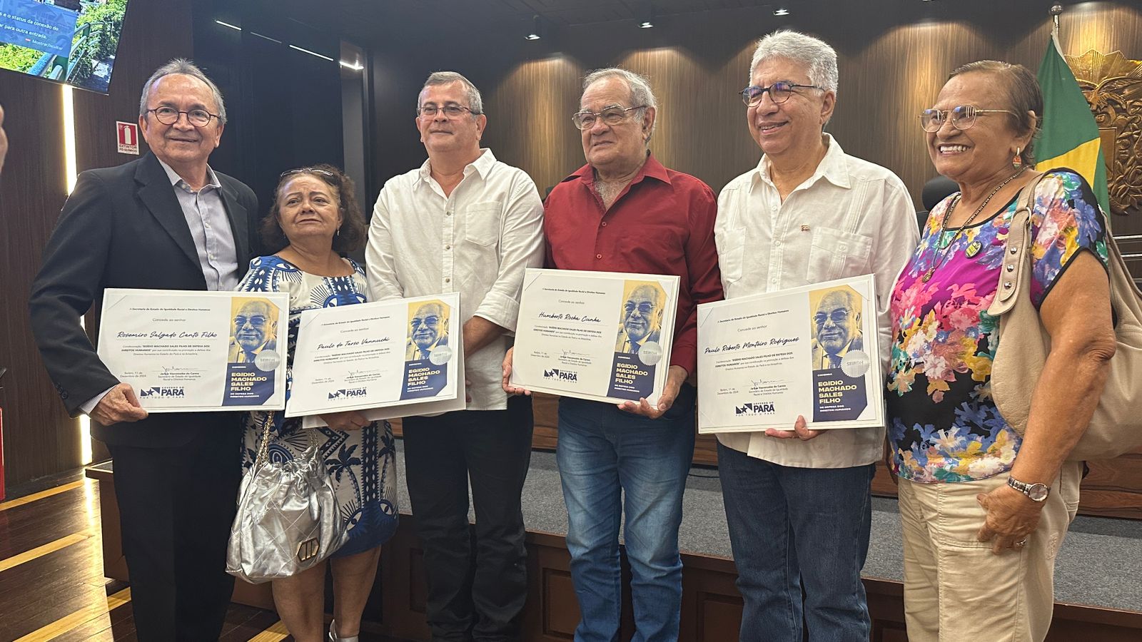 Grupo de homenageados com a Comenda 