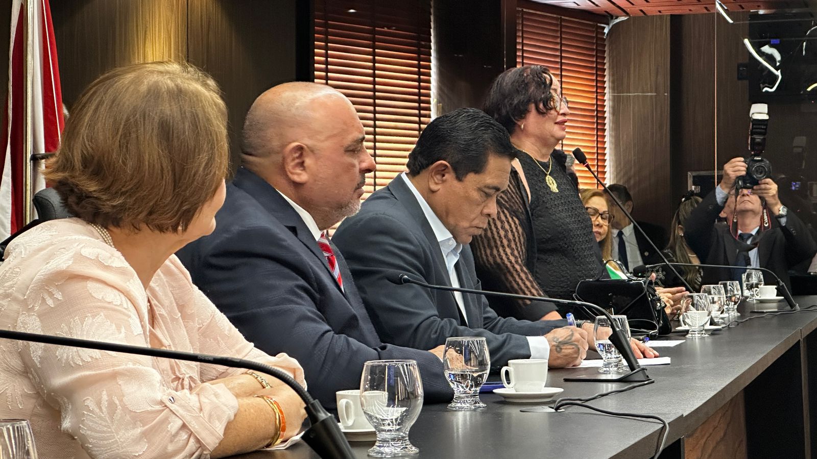 Mesa Oficial com autoridades