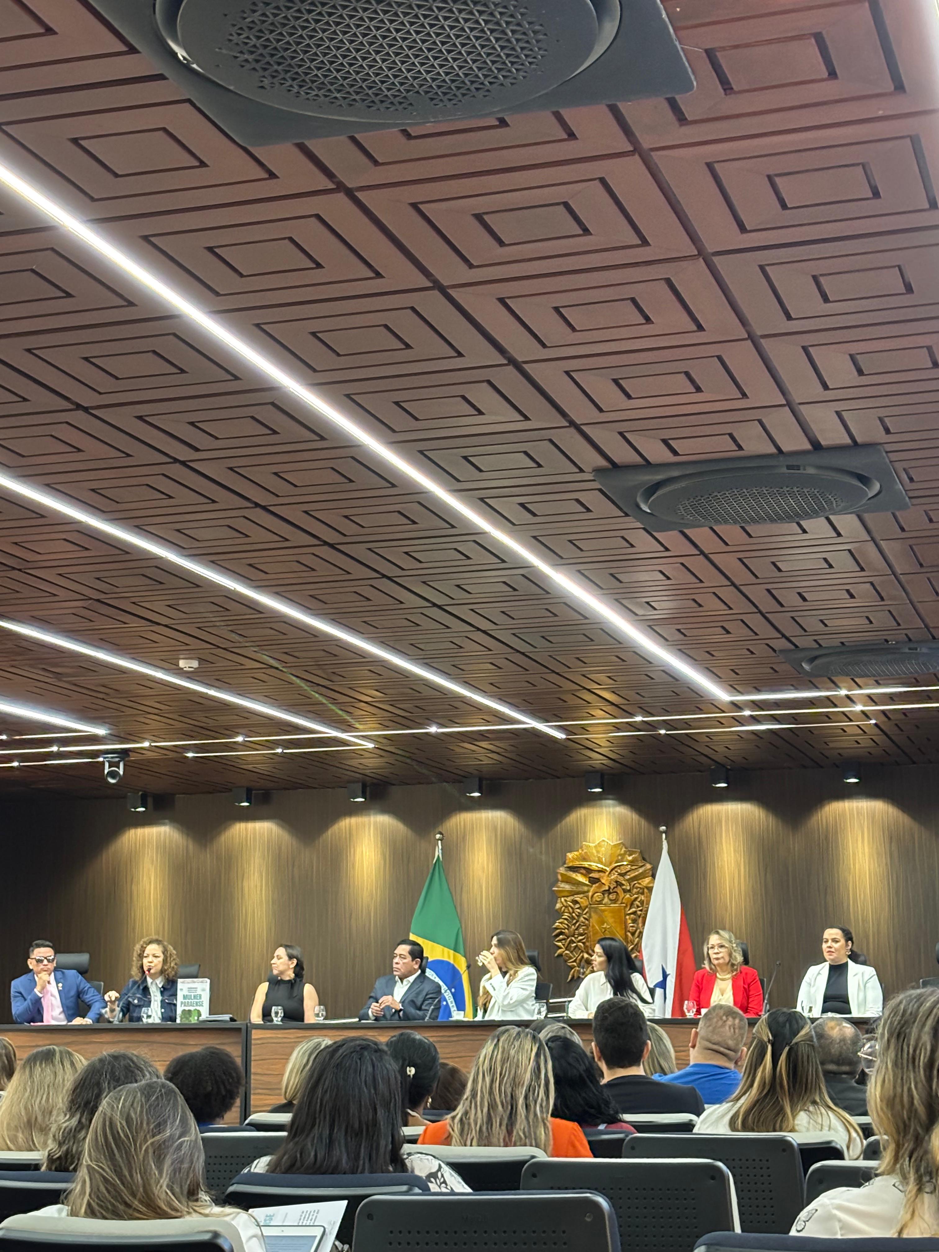 Imagem da mesa oficial do evento