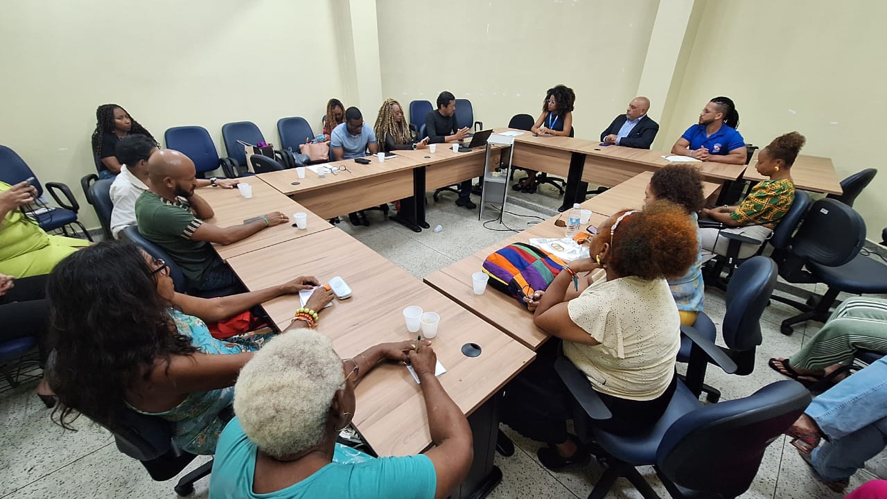 Imagem da mesa com os membros do movimento negro e o secretário de estado Jarbas Vasconcelos