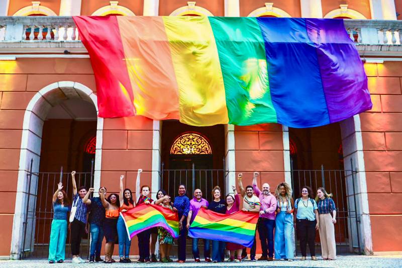 Servidores em frente ao Teatro da Paz