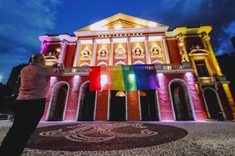 Teatro da Paz iluminado com as cores LGBT