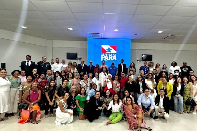Foto com os participantes do lançamentos dos editais