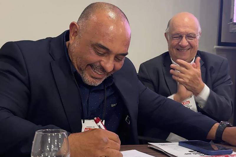 Secretario assinando a criação da comenda