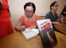 Edilza Fontes autografa livros