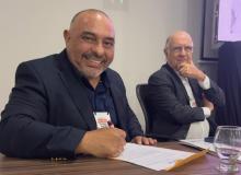 Secretario assinando a comenda Egydio Salles