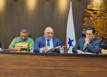 Secretário na mesa oficial