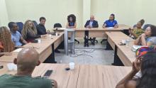 Imagem da mesa com os membros do movimento negro